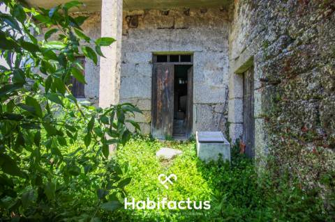 Moradia para venda, encanto rústico  em pedra para restaurar em Sobral - Carregal do Sal -VIseu.