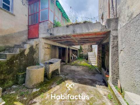 Oportunidade de Investimento: Moradia para Restaurar na Tranquila Lapa de Tourais,