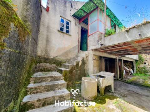 Oportunidade de Investimento: Moradia para Restaurar na Tranquila Lapa de Tourais,