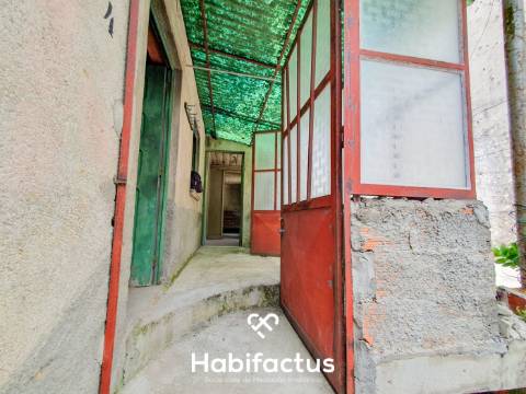 Oportunidade de Investimento: Moradia para Restaurar na Tranquila Lapa de Tourais,