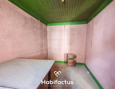 Oportunidade de Investimento: Moradia para Restaurar na Tranquila Lapa de Tourais,