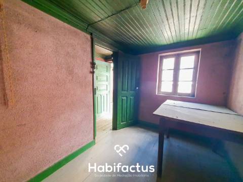 Oportunidade de Investimento: Moradia para Restaurar na Tranquila Lapa de Tourais,