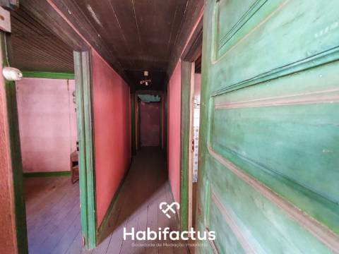 Oportunidade de Investimento: Moradia para Restaurar na Tranquila Lapa de Tourais,