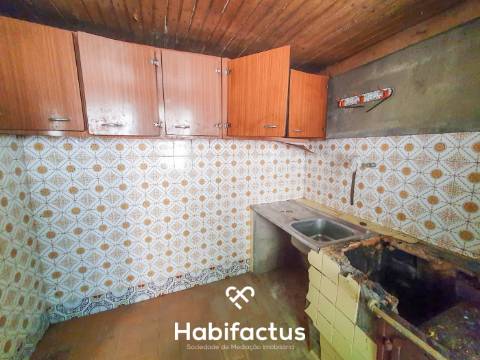 Oportunidade de Investimento: Moradia para Restaurar na Tranquila Lapa de Tourais,