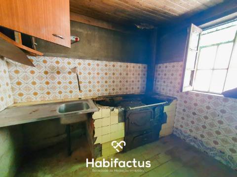 Oportunidade de Investimento: Moradia para Restaurar na Tranquila Lapa de Tourais,