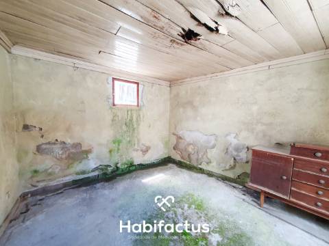 Oportunidade de Investimento: Moradia para Restaurar na Tranquila Lapa de Tourais,