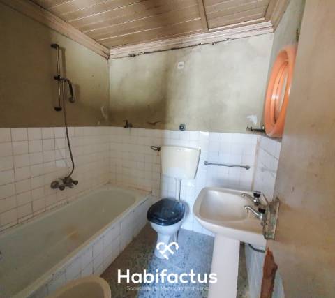 Oportunidade de Investimento: Moradia para Restaurar na Tranquila Lapa de Tourais,