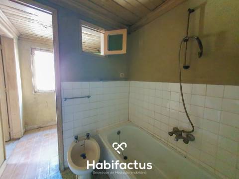 Oportunidade de Investimento: Moradia para Restaurar na Tranquila Lapa de Tourais,