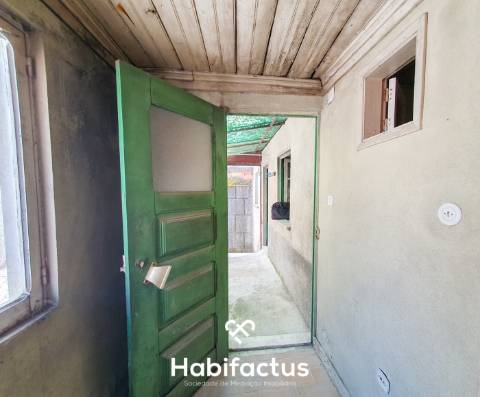 Oportunidade de Investimento: Moradia para Restaurar na Tranquila Lapa de Tourais,