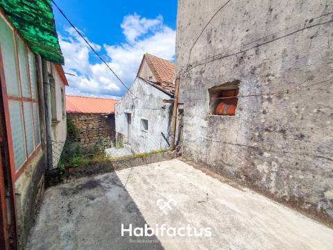 Oportunidade de Investimento: Moradia para Restaurar na Tranquila Lapa de Tourais,