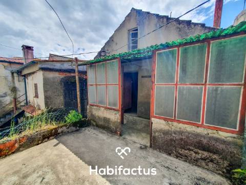 Oportunidade de Investimento: Moradia para Restaurar na Tranquila Lapa de Tourais,