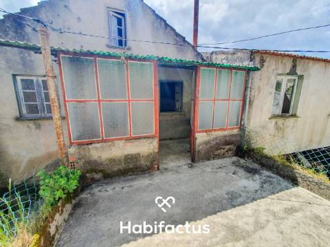 Oportunidade de Investimento: Moradia para Restaurar na Tranquila Lapa de Tourais,