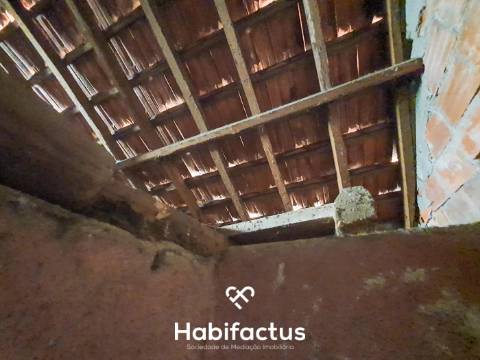 Oportunidade de Investimento: Moradia para Restaurar na Tranquila Lapa de Tourais,