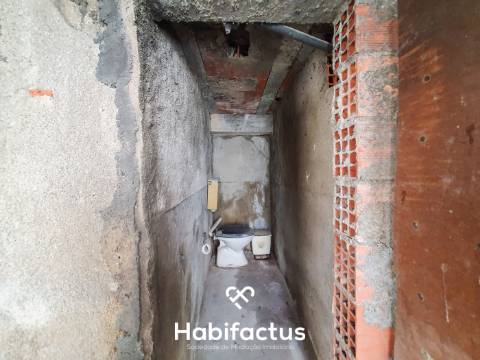 Oportunidade de Investimento: Moradia para Restaurar na Tranquila Lapa de Tourais,