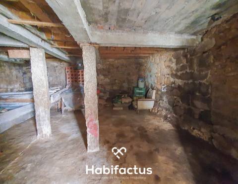 Oportunidade de Investimento: Moradia para Restaurar na Tranquila Lapa de Tourais,