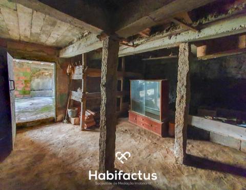 Oportunidade de Investimento: Moradia para Restaurar na Tranquila Lapa de Tourais,