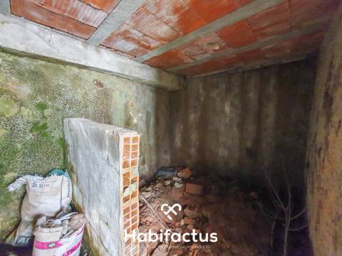 Oportunidade de Investimento: Moradia para Restaurar na Tranquila Lapa de Tourais,