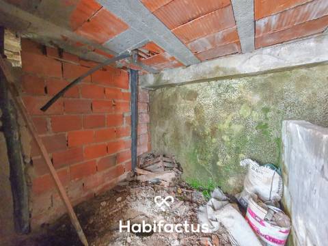 Oportunidade de Investimento: Moradia para Restaurar na Tranquila Lapa de Tourais,