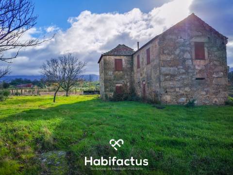 Quinta de Grandes Dimensões à Venda em Vila Cortes da Serra