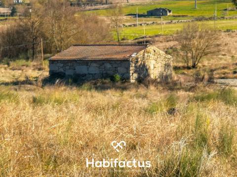 Quinta de Grandes Dimensões à Venda em Vila Cortes da Serra