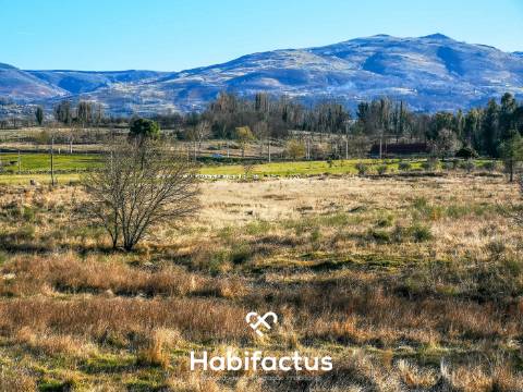 Quinta de Grandes Dimensões à Venda em Vila Cortes da Serra