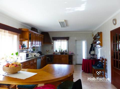 Moradia isolada T4+1 junto à cidade de Viseu.