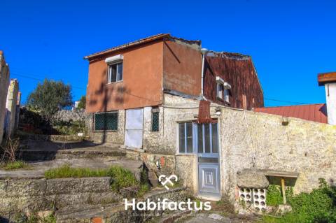 Moradia para reconstruir em Viseu, com 371m2 de terreno