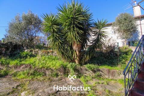 Moradia para reconstruir em Viseu, com 371m2 de terreno