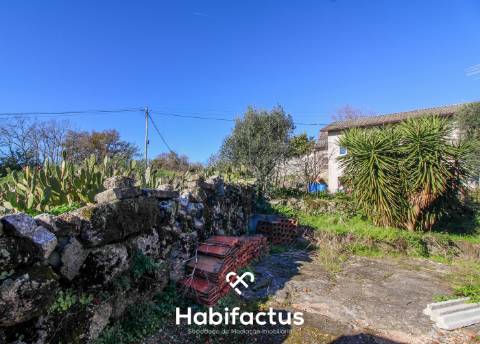 Moradia para reconstruir em Viseu, com 371m2 de terreno