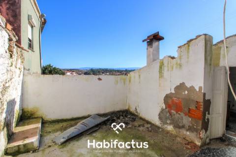 Moradia para reconstruir em Viseu, com 371m2 de terreno