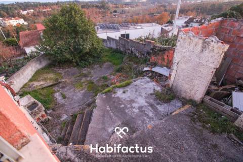 Moradia para reconstruir em Viseu, com 371m2 de terreno