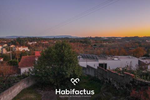 Moradia para reconstruir em Viseu, com 371m2 de terreno