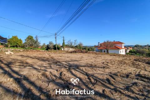 Dois lotes Urbanos, em Tondela, com projecto de duas moradias geminadas