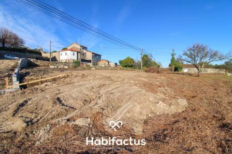 Dois lotes Urbanos, em Tondela, com projecto de duas moradias geminadas