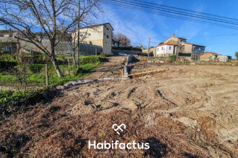 Dois lotes Urbanos, em Tondela, com projecto de duas moradias geminadas