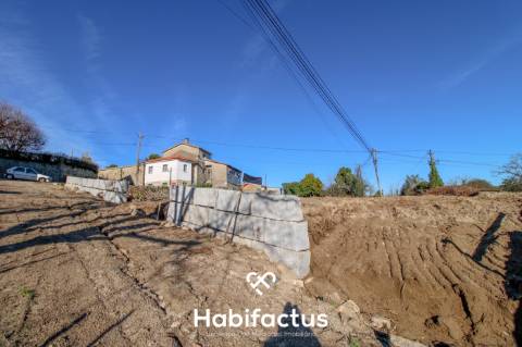 Dois lotes Urbanos, em Tondela, com projecto de duas moradias geminadas