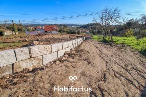 Dois lotes Urbanos, em Tondela, com projecto de duas moradias geminadas