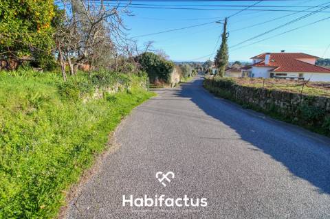 Dois lotes Urbanos, em Tondela, com projecto de duas moradias geminadas