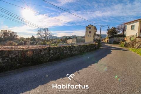 Dois lotes Urbanos, em Tondela, com projecto de duas moradias geminadas