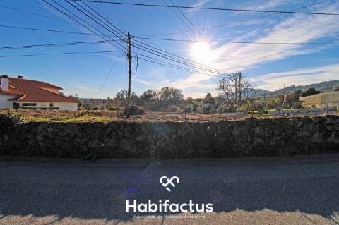 Dois lotes Urbanos, em Tondela, com projecto de duas moradias geminadas