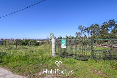 Terreno rústico com uma área de 9.587 m2 para construção em Viseu.