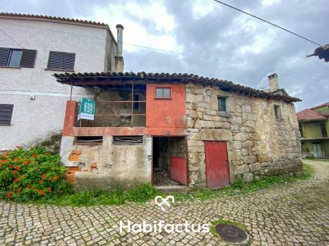 Moradia T2 em Pedra para Restauro – Cabanas de Viriato