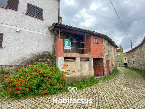 Moradia T2 em Pedra para Restauro – Cabanas de Viriato