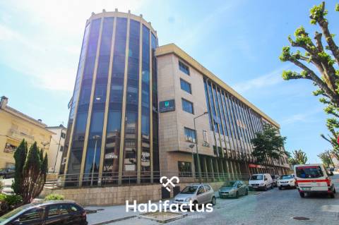 Loja à venda ou arrendar em Nelas no Centro Comercial Central, excelente visibilidade e acessos.