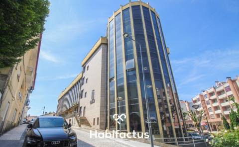 Loja à venda ou arrendar em Nelas no Centro Comercial Central, excelente visibilidade e acessos.