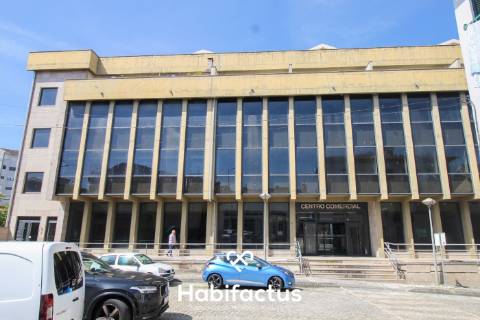 Loja à venda ou arrendar em Nelas no Centro Comercial Central, excelente visibilidade e acessos.