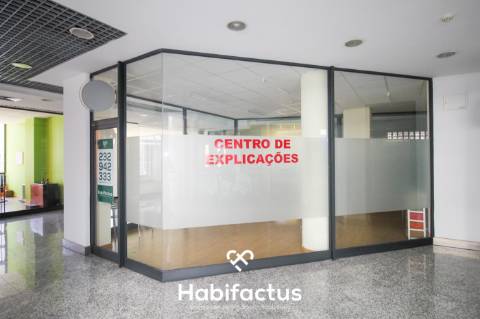 Loja à venda ou arrendar em Nelas no Centro Comercial Central, excelente visibilidade e acessos.