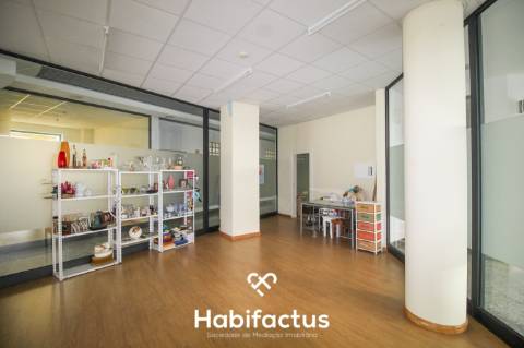 Loja à venda ou arrendar em Nelas no Centro Comercial Central, excelente visibilidade e acessos.