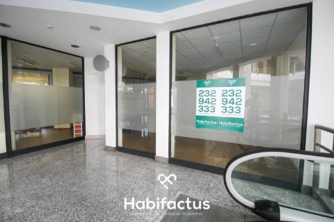 Loja à venda ou arrendar em Nelas no Centro Comercial Central, excelente visibilidade e acessos.