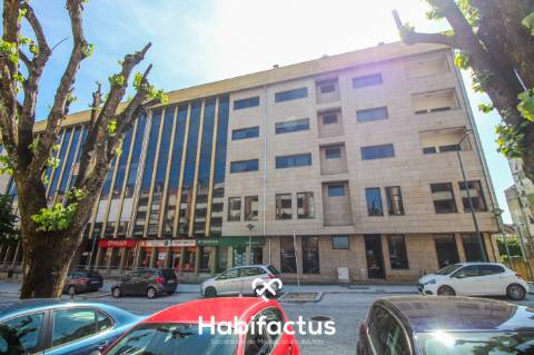 Loja à venda ou arrendar em Nelas no Centro Comercial Central, excelente visibilidade e acessos.